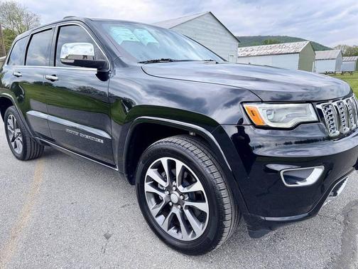 Diamond Black Crystal Pearlcoat 2017 Jeep Grand Cherokee Overland