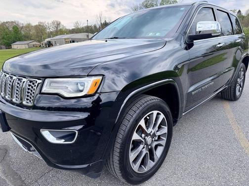 Diamond Black Crystal Pearlcoat 2017 Jeep Grand Cherokee Overland