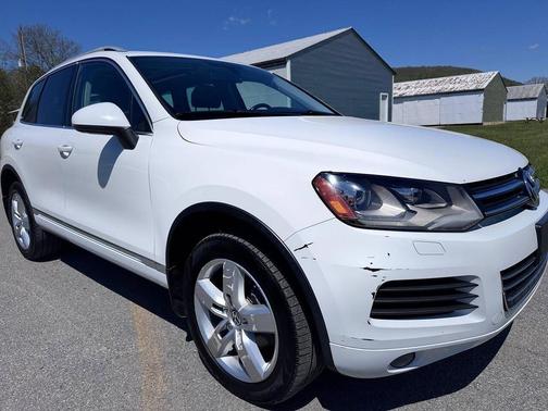 Pure White 2014 Volkswagen Touareg TDI Lux