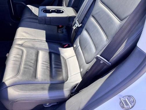 Pure White 2014 Volkswagen Touareg TDI Lux