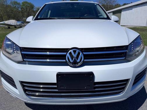 Pure White 2014 Volkswagen Touareg TDI Lux