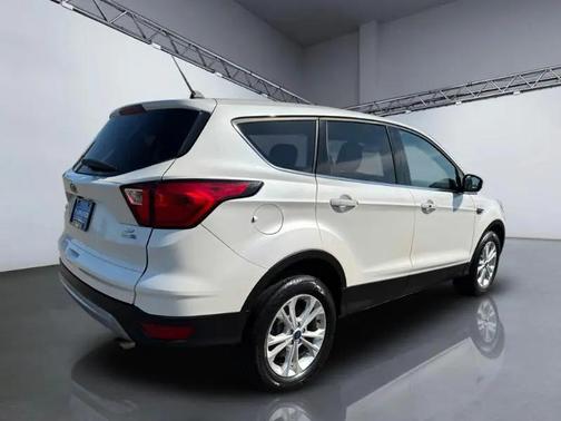 White Platinum Metallic Tri-Coat 2019 Ford Escape SE