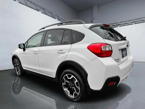 Crystal White Pearl 2017 Subaru Crosstrek 2.0i Premium