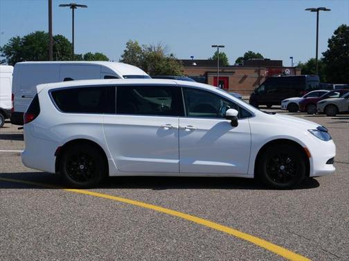 2022 Chrysler Voyager LX