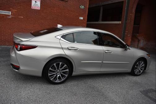 2019 Lexus ES 300h Base