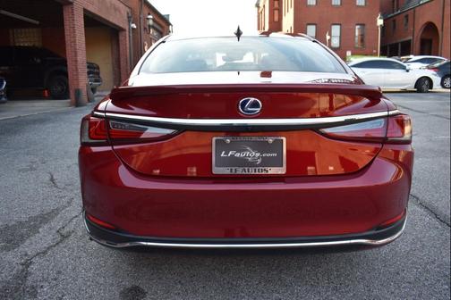 2022 Lexus ES 300h Base