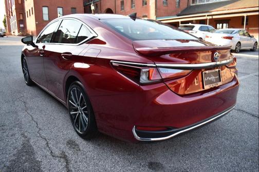 2022 Lexus ES 300h Base