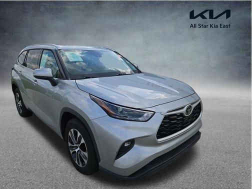 Celestial Silver Metallic 2022 Toyota Highlander XLE