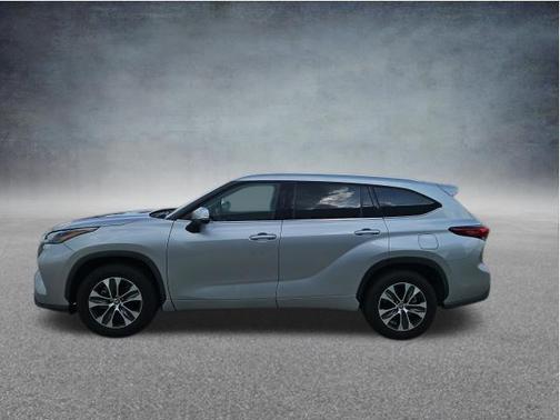 Celestial Silver Metallic 2022 Toyota Highlander XLE