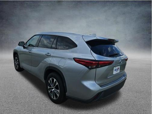 Celestial Silver Metallic 2022 Toyota Highlander XLE