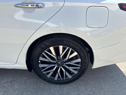 Glacier White 2025 Nissan Altima SV