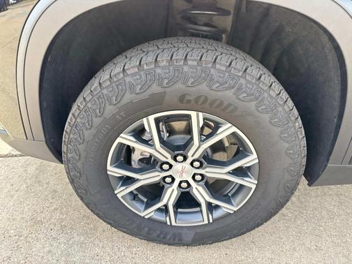 2025 GMC Acadia AT4