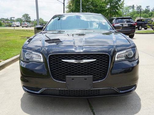 Photo 2 of 20 of 2019 Chrysler 300 Touring