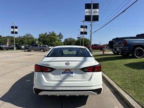 Glacier White 2025 Nissan Altima SV