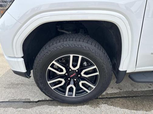 Summit White 2024 GMC Sierra 1500 AT4