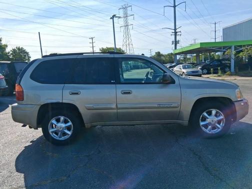 Gold 2005 GMC Envoy SLT