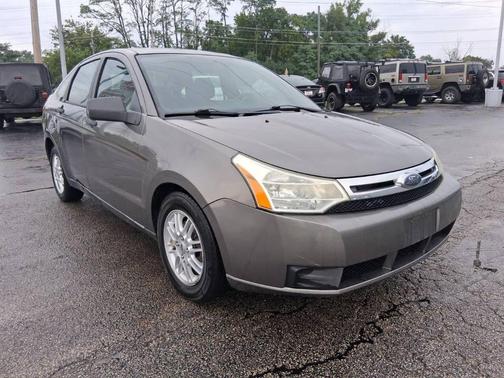 Gray 2009 Ford Focus SE