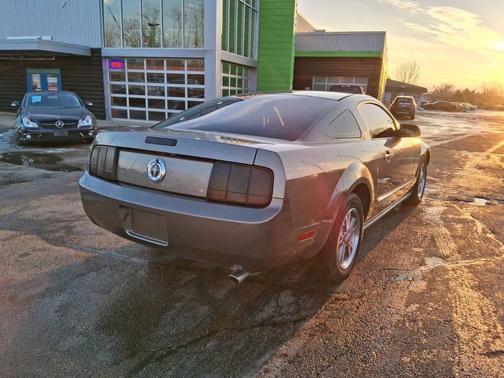 2005 Ford Mustang Deluxe