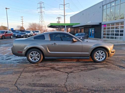 2005 Ford Mustang Deluxe