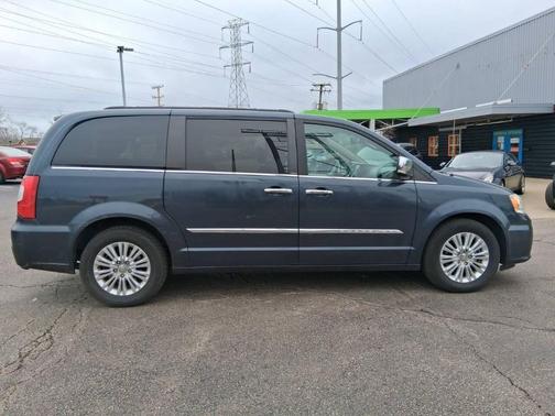 2013 Chrysler Town & Country Touring-L