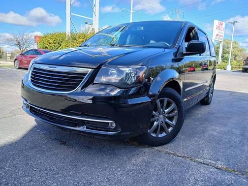 2016 Chrysler Town & Country S