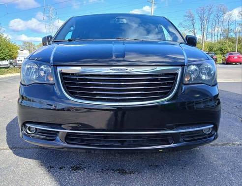 2016 Chrysler Town & Country S