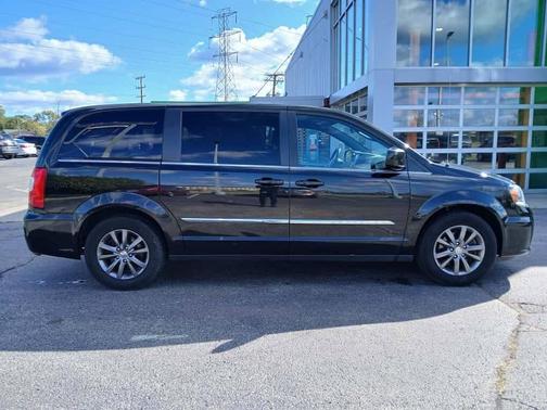 2016 Chrysler Town & Country S