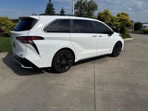Super White 2021 Toyota Sienna XSE 7 Passenger