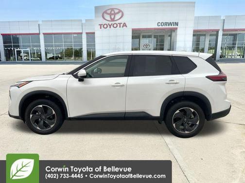 Everest White Pearl 2025 Nissan Rogue SV