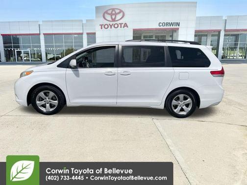 Super White 2013 Toyota Sienna LE