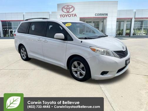 Super White 2013 Toyota Sienna LE
