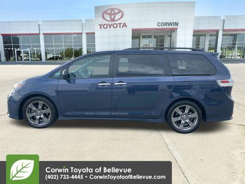 Parisian Night Pearl 2018 Toyota Sienna SE