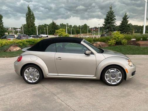 Reflex Silver Metallic/Black Roof 2015 Volkswagen Beetle 1.8T