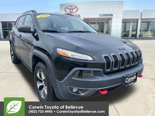 Brilliant Black Crystal Pearlcoat 2016 Jeep Cherokee Trailhawk