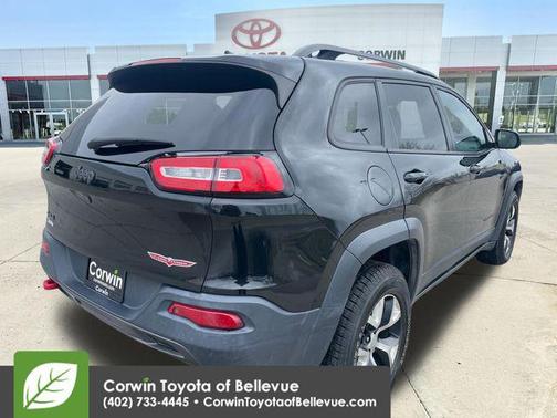 Brilliant Black Crystal Pearlcoat 2016 Jeep Cherokee Trailhawk