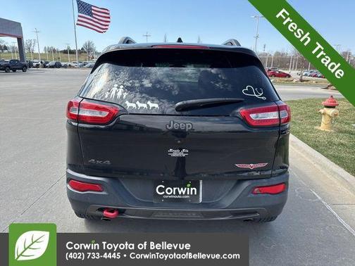 Brilliant Black Crystal Pearlcoat 2016 Jeep Cherokee Trailhawk