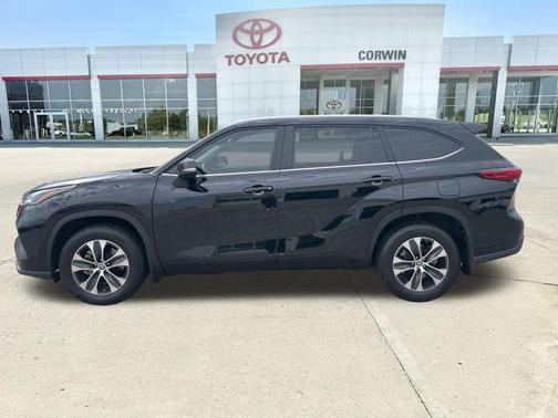 Midnight Black Metallic 2023 Toyota Highlander XLE