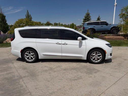 Bright White Clearcoat 2018 Chrysler Pacifica Touring-L