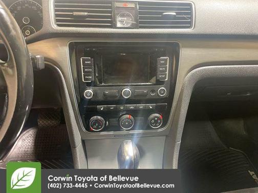2014 Volkswagen Passat 1.8T Auto SE w/Sunroof & Nav