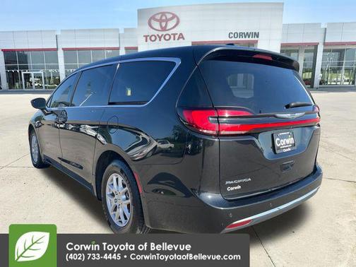 Brilliant Black Crystal Pearlcoat 2023 Chrysler Pacifica Touring L