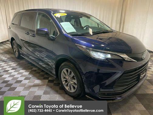 2022 Toyota Sienna LE