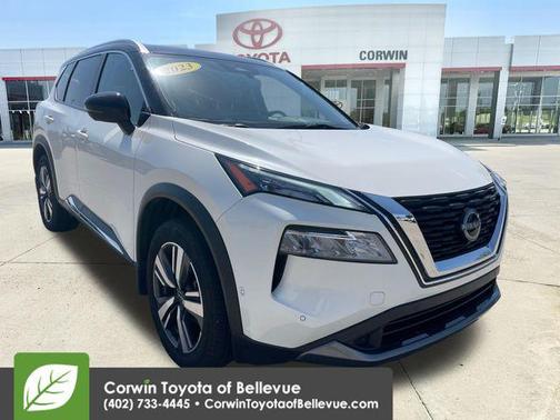Pearl White Tricoat/Super Black 2023 Nissan Rogue SL