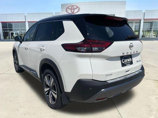 Pearl White Tricoat/Super Black 2023 Nissan Rogue SL