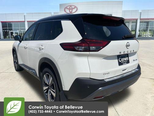 Pearl White Tricoat/Super Black 2023 Nissan Rogue SL