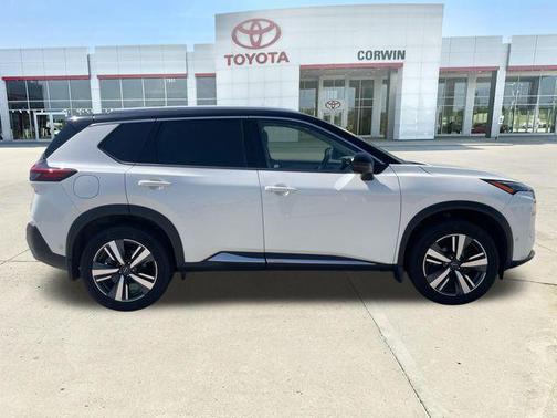 Pearl White Tricoat/Super Black 2023 Nissan Rogue SL