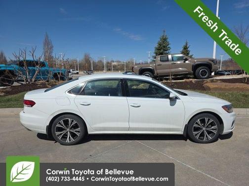 Pure White 2022 Volkswagen Passat 2.0T SE
