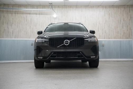 2022 Volvo XC60 B5 R-Design