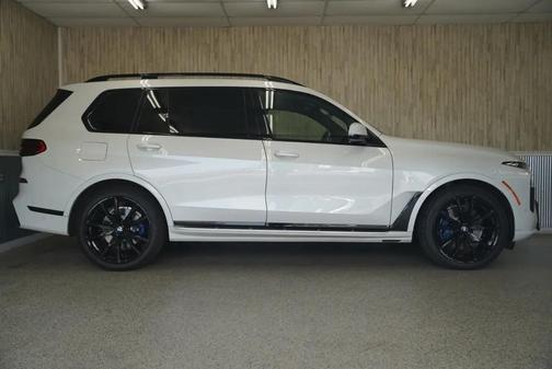 Mineral White Metallic 2023 BMW X7 xDrive40i
