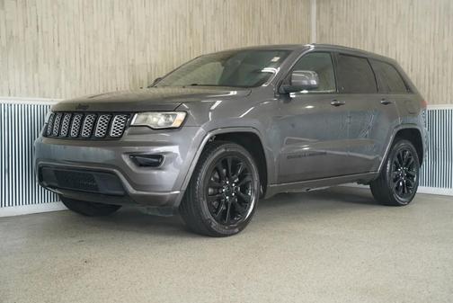 Granite Crystal Metallic Clearcoat 2017 Jeep Grand Cherokee Altitude