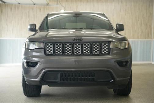 Granite Crystal Metallic Clearcoat 2017 Jeep Grand Cherokee Altitude